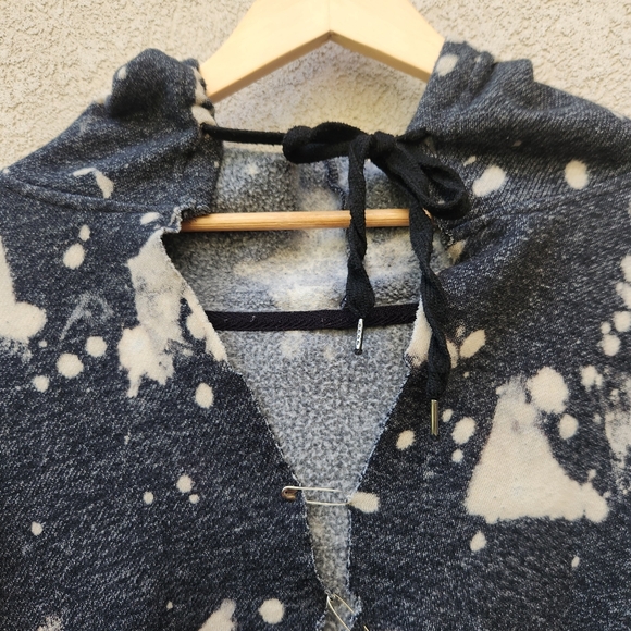Women's Cropped Sweater Medium Blue  Grunge Safety Pins Bleach Spotted Boho Top - Picture 2 of 9